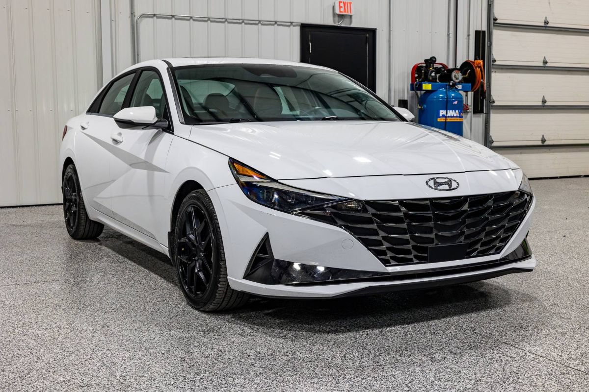 Used 2023 Hyundai Elantra Limited FWD image 3