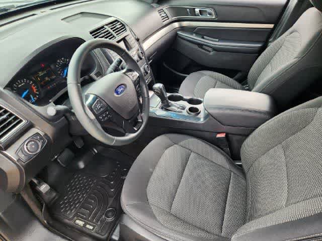 Used 2018 Ford Explorer XLT FWD image 2