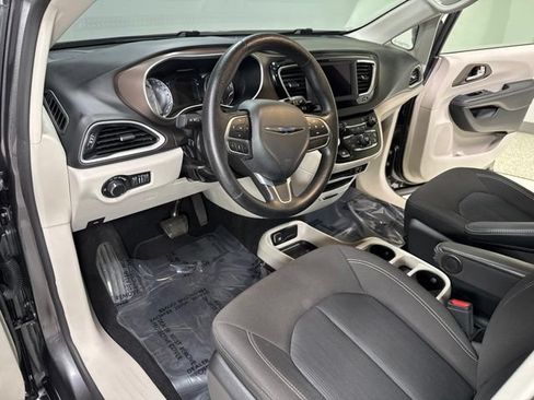 Used 2020 Chrysler Voyager LX FWD image 13