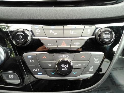 Used 2026 Chrysler Pacifica Select FWD image 51