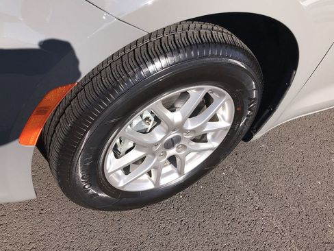 Used 2025 Chrysler Pacifica Select image 10