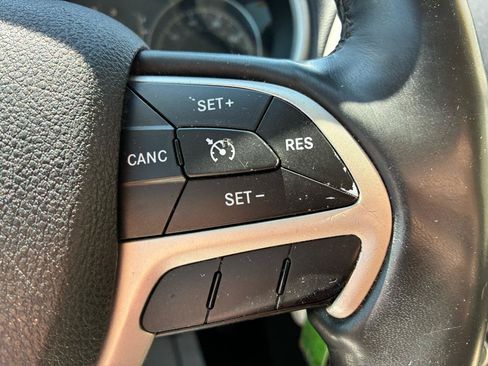Used 2015 Jeep Cherokee Latitude w/ Cold Weather Group FWD image 17