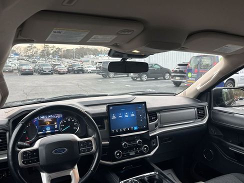 Used 2022 Ford Expedition XLT image 30