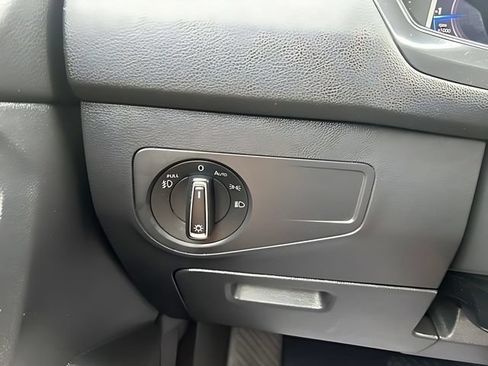 Used 2020 Volkswagen Tiguan SEL AWD/4WD image 31