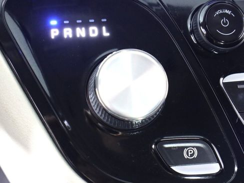 Used 2022 Chrysler Voyager LX image 27