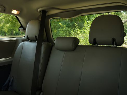 Used 2020 Toyota Sienna L image 19