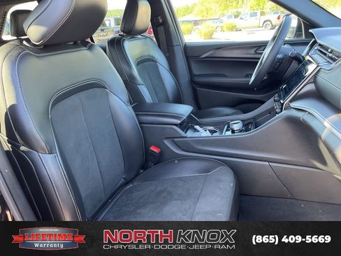 Used 2025 Jeep Grand Cherokee Altitude AWD/4WD image 11