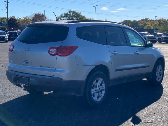 Used 2010 Chevrolet Traverse LS FWD image 2
