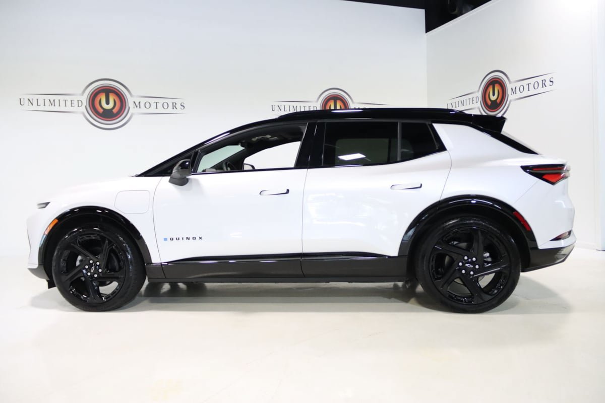Used 2025 Chevrolet Equinox EV RS FWD image 35