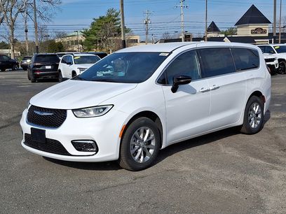 New 2026 Chrysler Pacifica Select