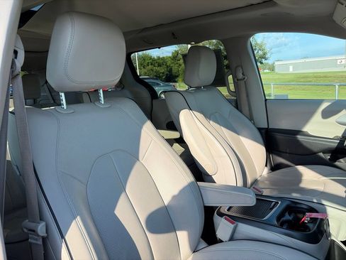 Used 2018 Chrysler Pacifica Limited w/ Advanced Safetytec Group FWD image 30