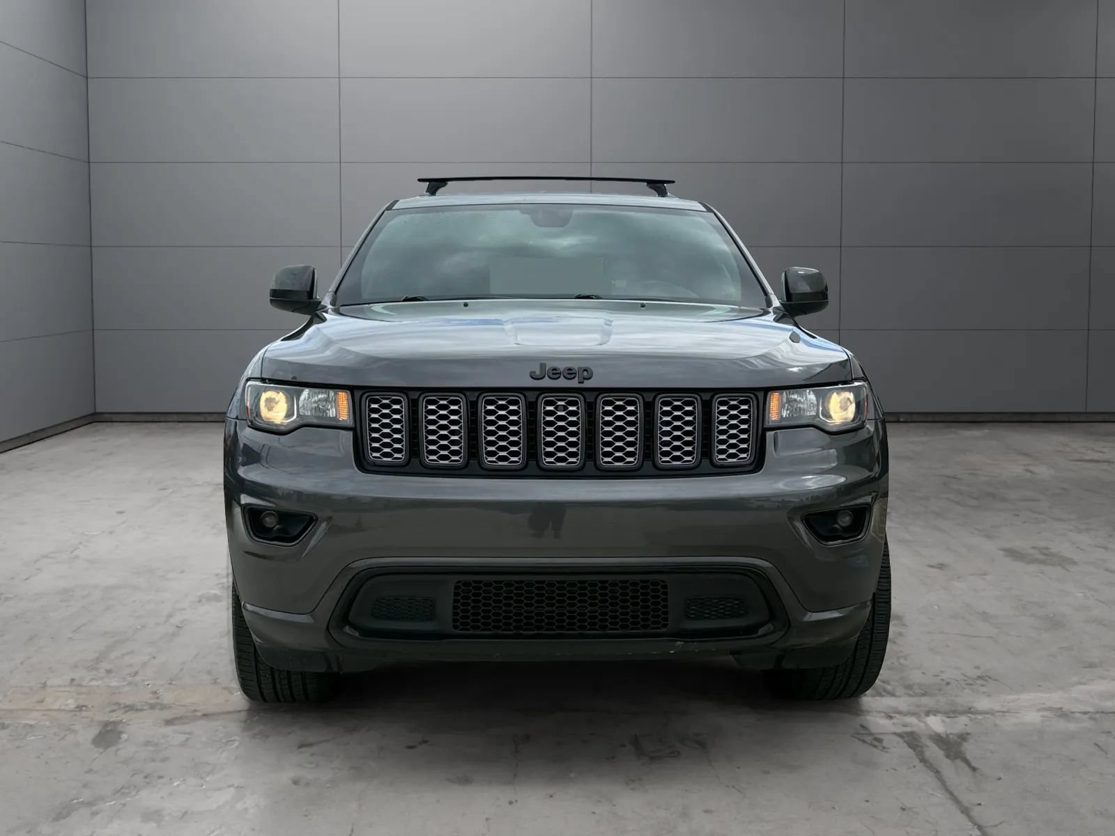 Used 2018 Jeep Grand Cherokee Altitude AWD/4WD image 2