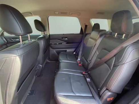 Used 2023 Nissan Pathfinder SL AWD/4WD image 34