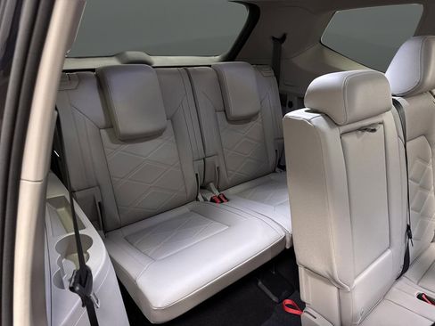 Used 2024 Volkswagen Atlas SE w/ Panoramic Sunroof Package image 32