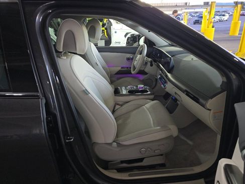 Used 2023 Genesis GV60 Advanced image 8