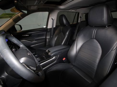 Used 2023 Toyota Highlander XLE image 4