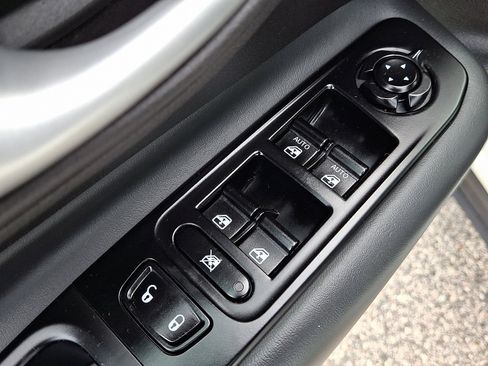 Used 2023 Jeep Renegade Latitude image 23