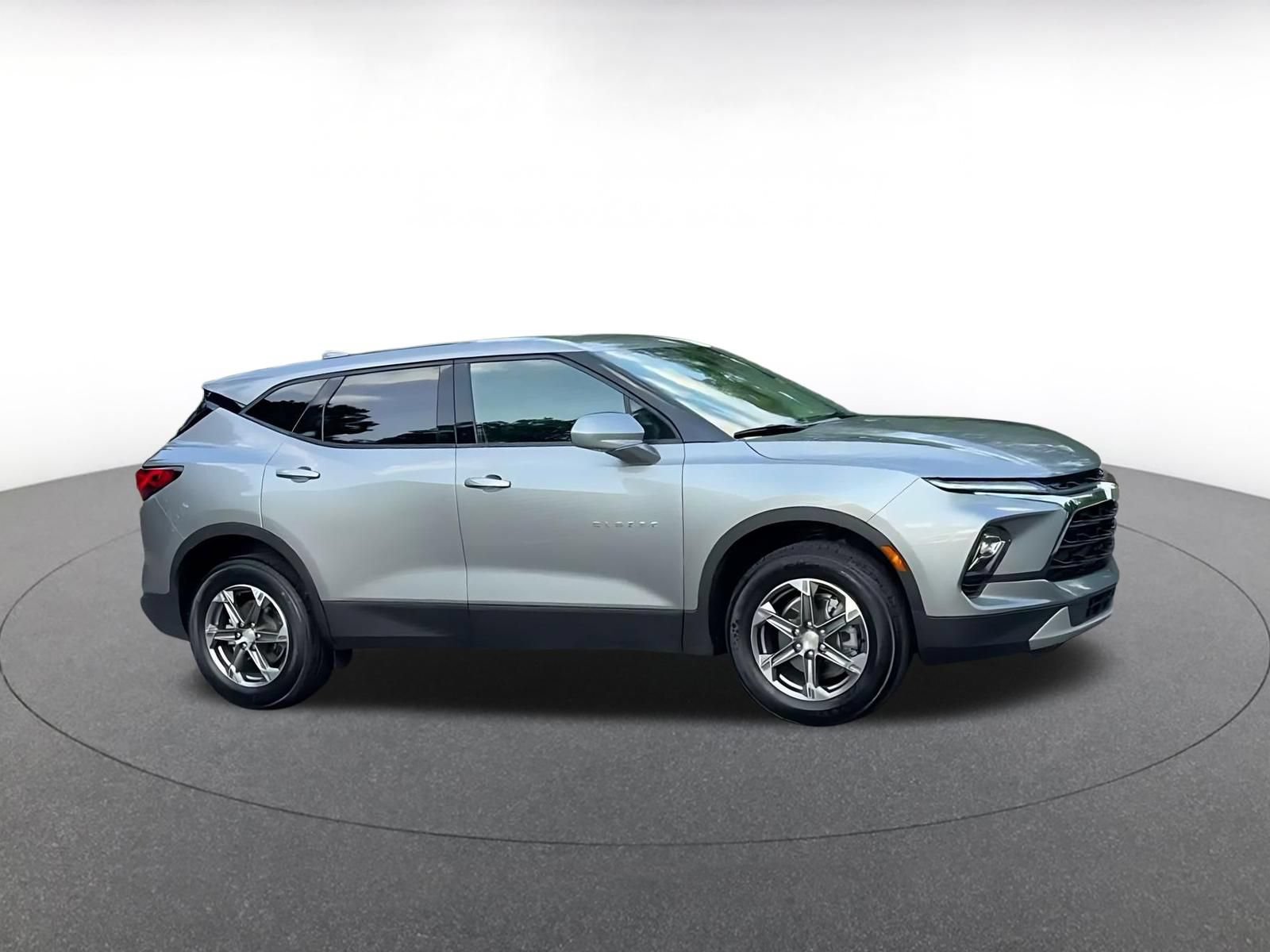 Used 2025 Chevrolet Blazer LT FWD image 2