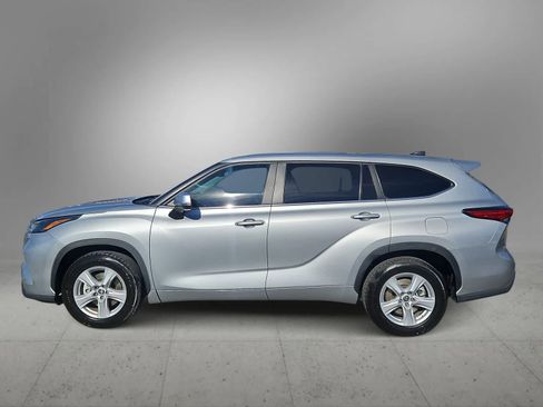 Used 2023 Toyota Highlander LE image 6