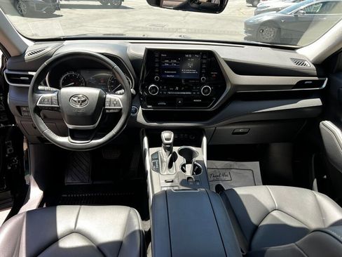Used 2022 Toyota Highlander XLE AWD/4WD image 25