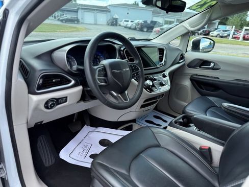 Used 2023 Chrysler Pacifica Touring-L FWD image 5