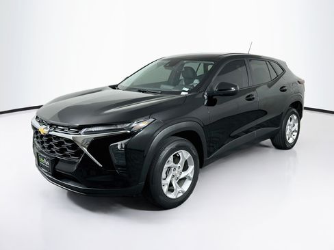 Used 2025 Chevrolet Trax LS w/ LS Convenience Package FWD image 3