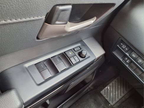 Used 2025 Toyota Tundra Limited AWD/4WD image 29