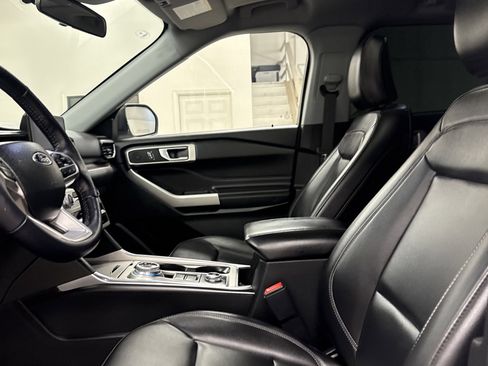 Used 2023 Ford Explorer XLT w/ Equipment Group 202A image 4