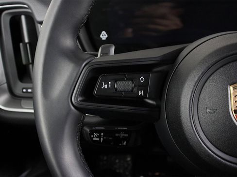 Used 2025 Porsche Cayenne image 14