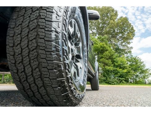 Used 2023 Toyota Tacoma TRD Off-Road w/ Technology Package AWD/4WD image 9