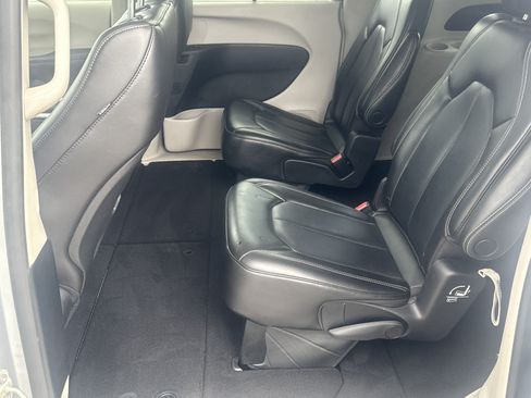 Used 2023 Chrysler Pacifica Touring-L FWD image 19