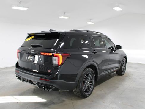 Used 2025 Ford Explorer ST image 9