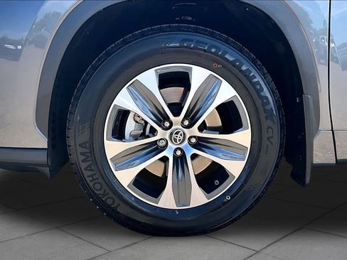 Used 2022 Toyota Highlander XLE AWD/4WD image 10