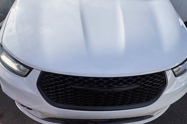Used 2025 Chrysler Pacifica Limited FWD image 9