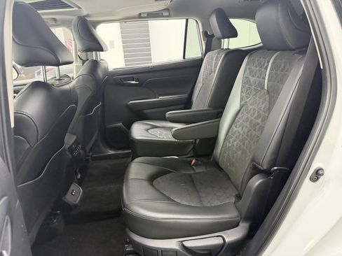 Used 2024 Toyota Highlander XLE image 26