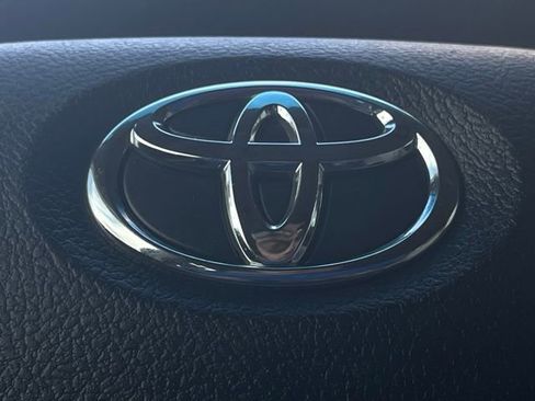 Used 2014 Toyota Camry LE image 18