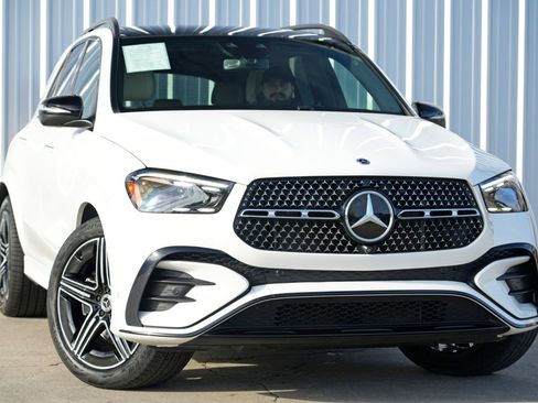 Used 2024 Mercedes-Benz GLE 450e 4MATIC w/ AMG Line Exterior image 4