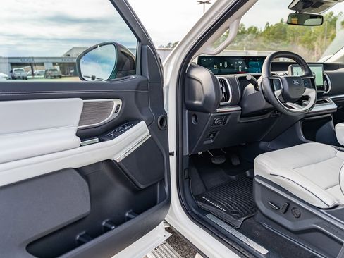 Certified 2025 Ford Expedition Platinum w/ Platinum Ultimate Package image 16