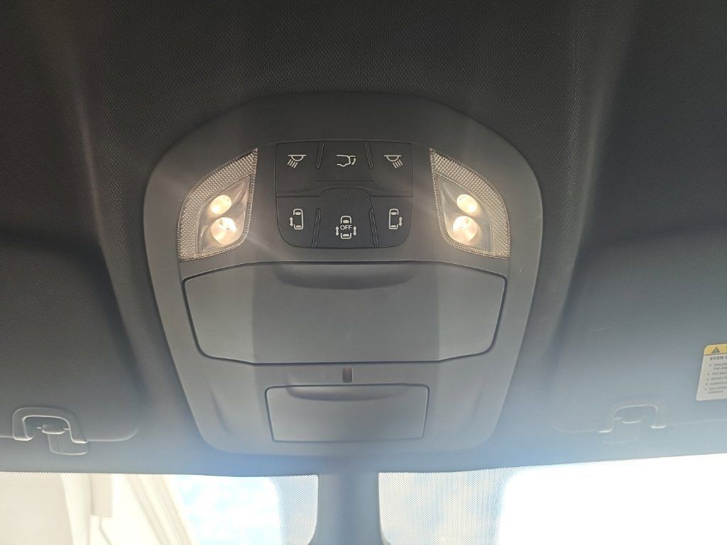 Used 2025 Chrysler Pacifica Select FWD image 23