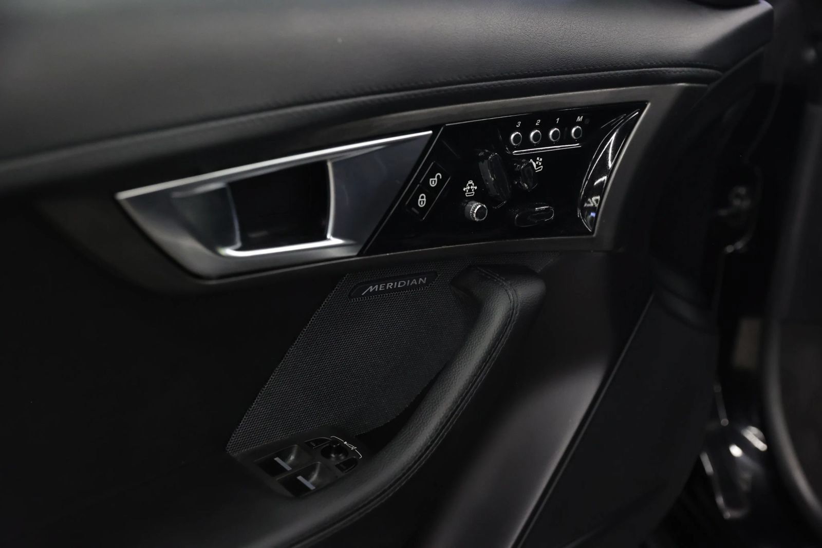Used 2014 Jaguar F-TYPE Convertible RWD image 33