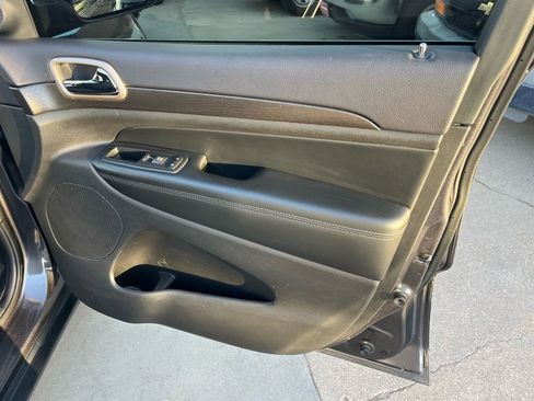 Used 2017 Jeep Grand Cherokee Laredo w/ Quick Order Package 23E image 18