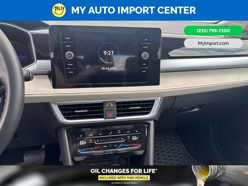 Used 2025 Volkswagen Taos SE w/ Panoramic Sunroof Package AWD/4WD image 10