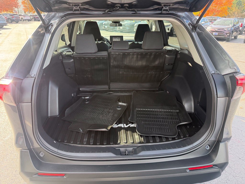Certified 2022 Toyota RAV4 LE AWD/4WD image 17