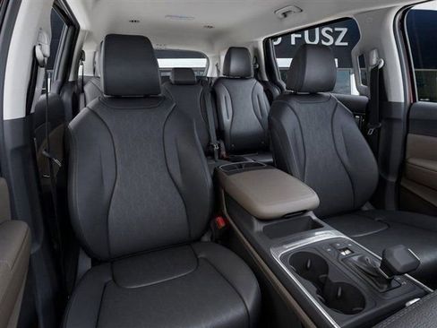 New 2026 Kia Carnival FWD image 15