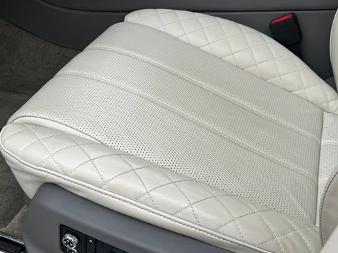 Used 2018 Bentley Bentayga AWD/4WD image 38
