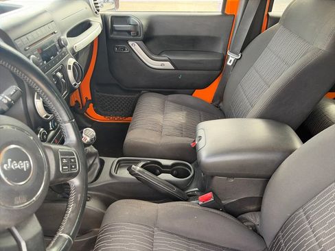 Used 2012 Jeep Wrangler Unlimited Sahara w/ Connectivity Group AWD/4WD image 18