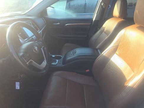 Used 2018 Toyota Highlander Limited Platinum image 4