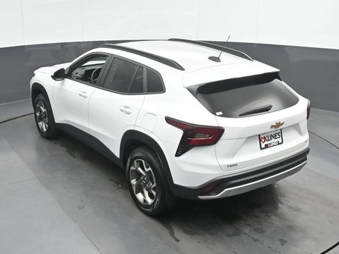 Used 2025 Chevrolet Trax LT FWD image 36