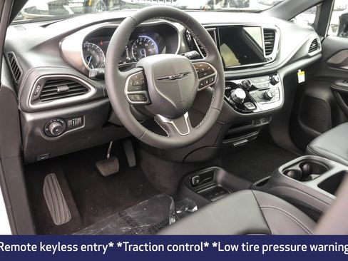 New 2026 Chrysler Pacifica Select image 4
