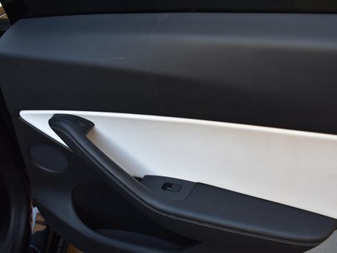 Used 2024 Tesla Model Y Long Range AWD/4WD image 18